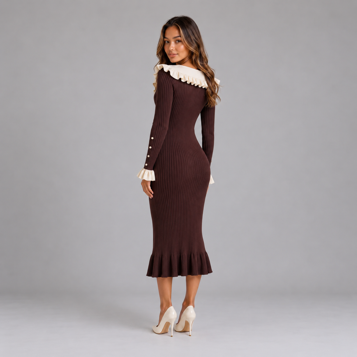 Claire | Dames Midi Jurk Ribgebreid – Ruchekraag en Uitlopende Ruchemanchetten