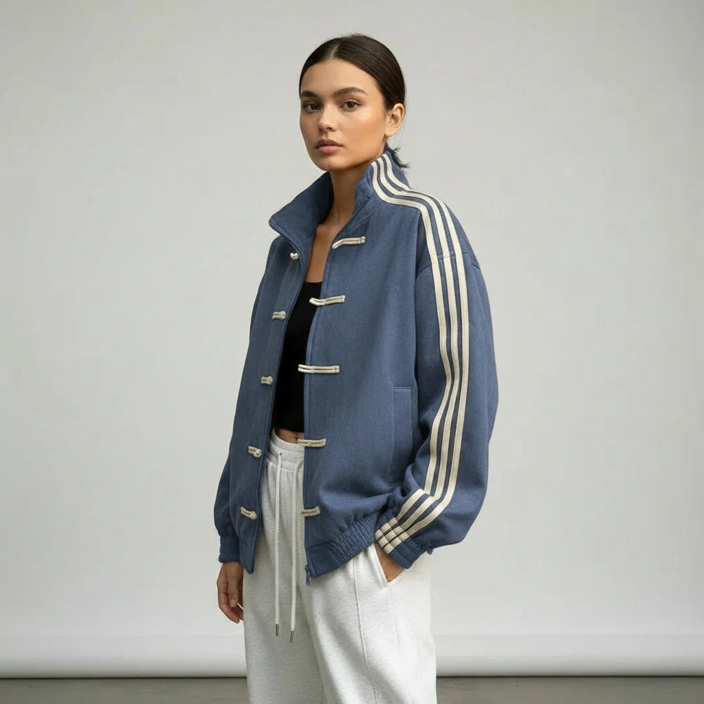 Femke | Dames Track Jacket Retro – Knoopsluiting met Lussen en Contrasterende Mouwstrepen