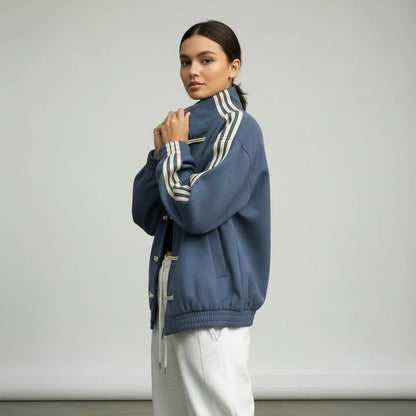 Femke | Dames Track Jacket Retro – Knoopsluiting met Lussen en Contrasterende Mouwstrepen