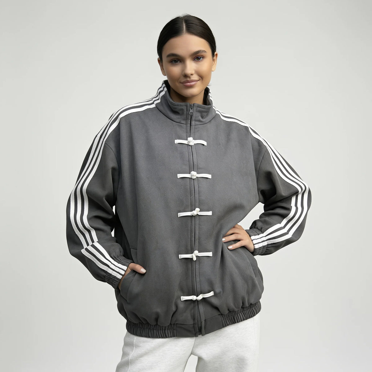 Femke | Dames Track Jacket Retro – Knoopsluiting met Lussen en Contrasterende Mouwstrepen
