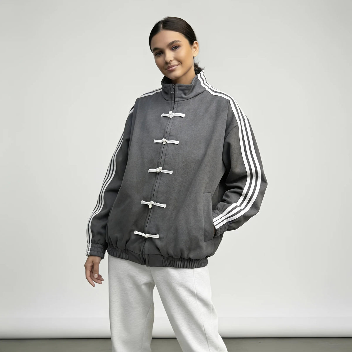 Femke | Dames Track Jacket Retro – Knoopsluiting met Lussen en Contrasterende Mouwstrepen