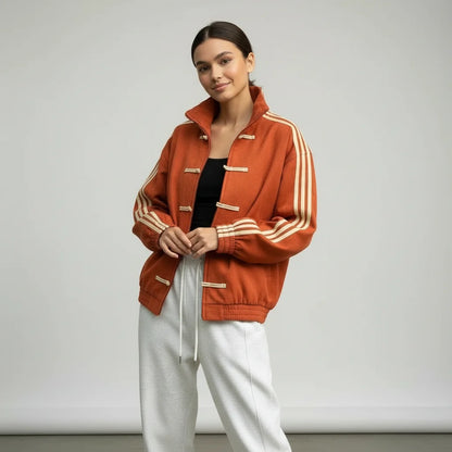 Femke | Dames Track Jacket Retro – Knoopsluiting met Lussen en Contrasterende Mouwstrepen