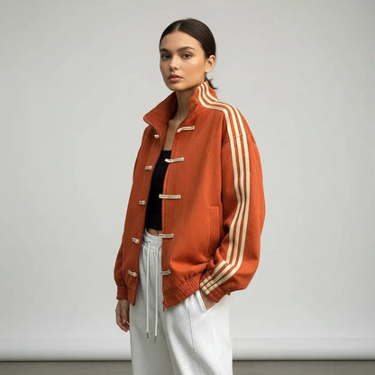 Femke | Dames Track Jacket Retro – Knoopsluiting met Lussen en Contrasterende Mouwstrepen