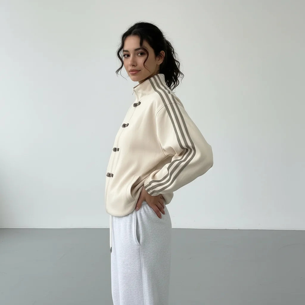 Femke | Dames Track Jacket Retro – Knoopsluiting met Lussen en Contrasterende Mouwstrepen