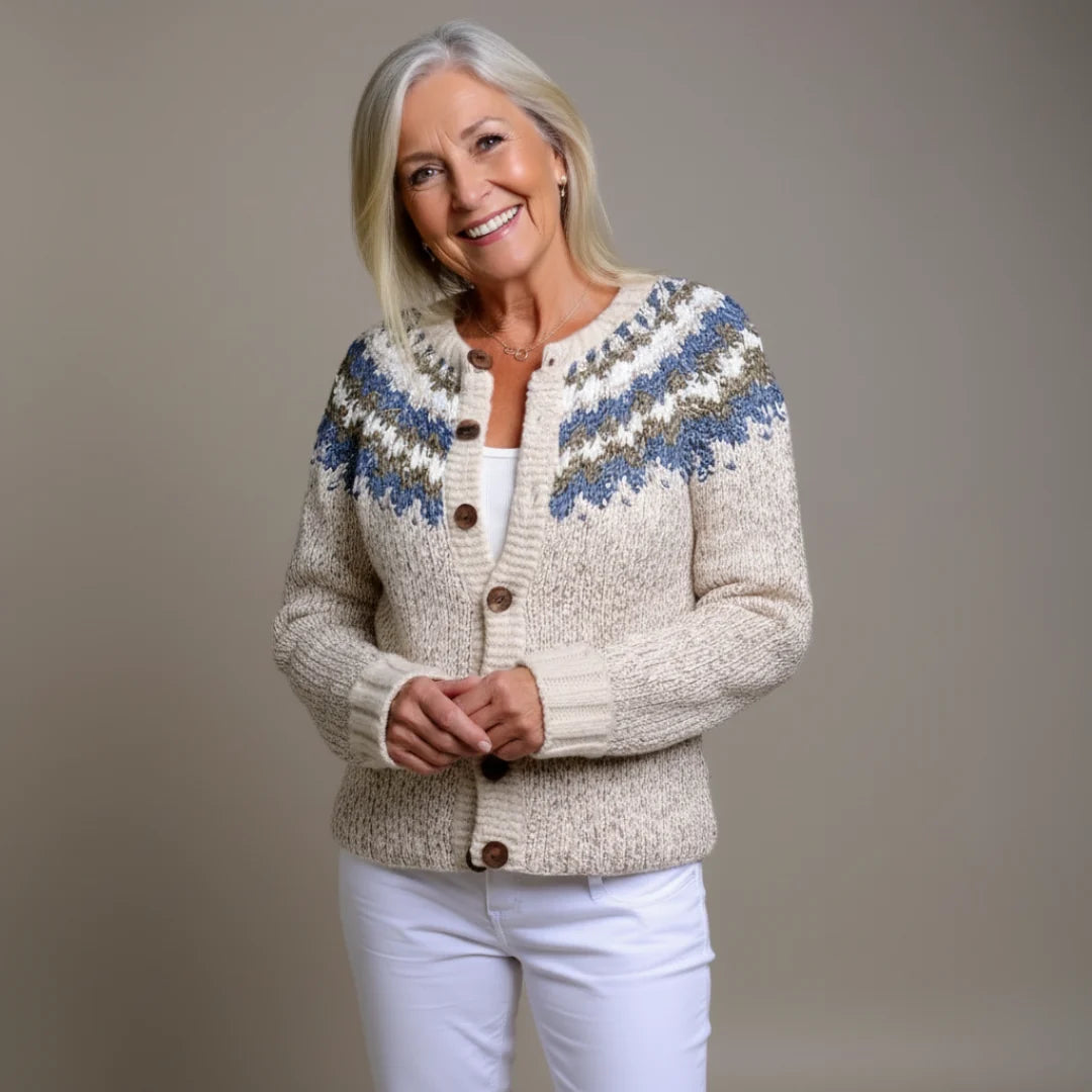 Ilse | Dames Vest Gebreid – IJslands Patroon en Knoopsluiting