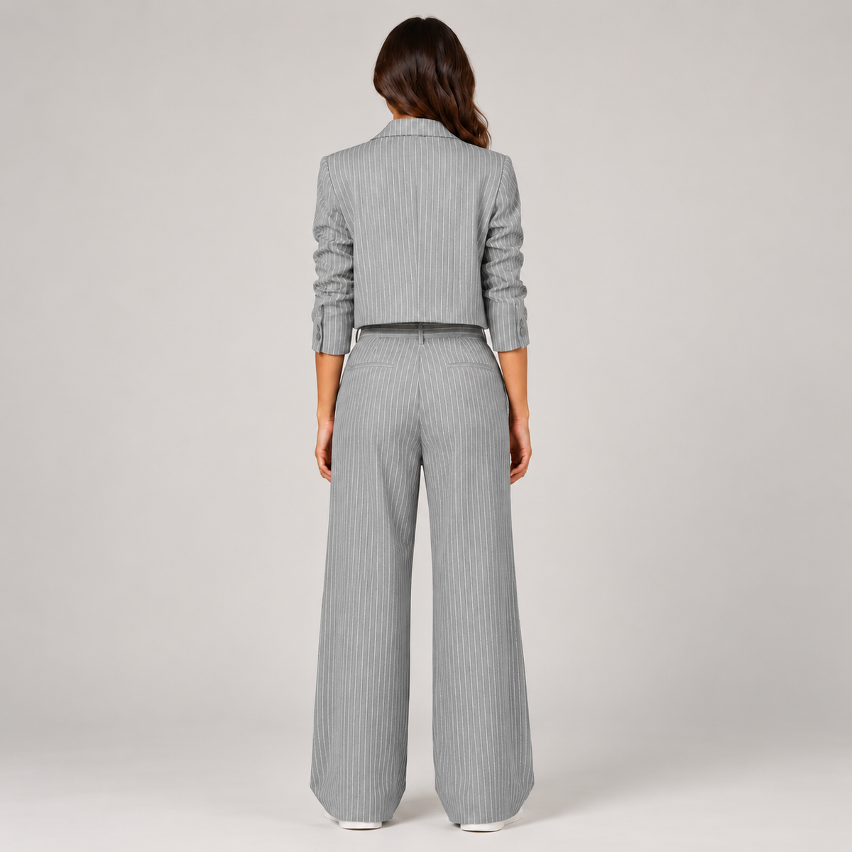 Julia | Dames Broekpak Krijtstreep – Cropped Blazer met Reverskraag en Rechte Broek