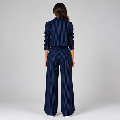 Julia | Dames Broekpak Krijtstreep – Cropped Blazer met Reverskraag en Rechte Broek