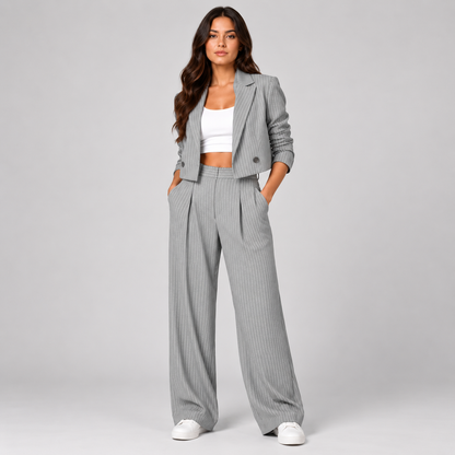 Julia | Dames Broekpak Krijtstreep – Cropped Blazer met Reverskraag en Rechte Broek