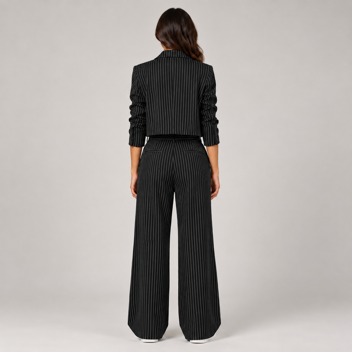 Julia | Dames Broekpak Krijtstreep – Cropped Blazer met Reverskraag en Rechte Broek
