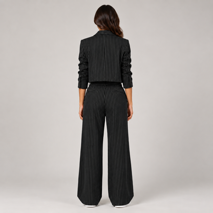Julia | Dames Broekpak Krijtstreep – Cropped Blazer met Reverskraag en Rechte Broek