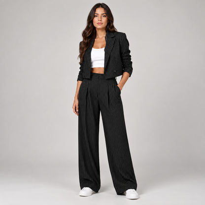 Julia | Dames Broekpak Krijtstreep – Cropped Blazer met Reverskraag en Rechte Broek