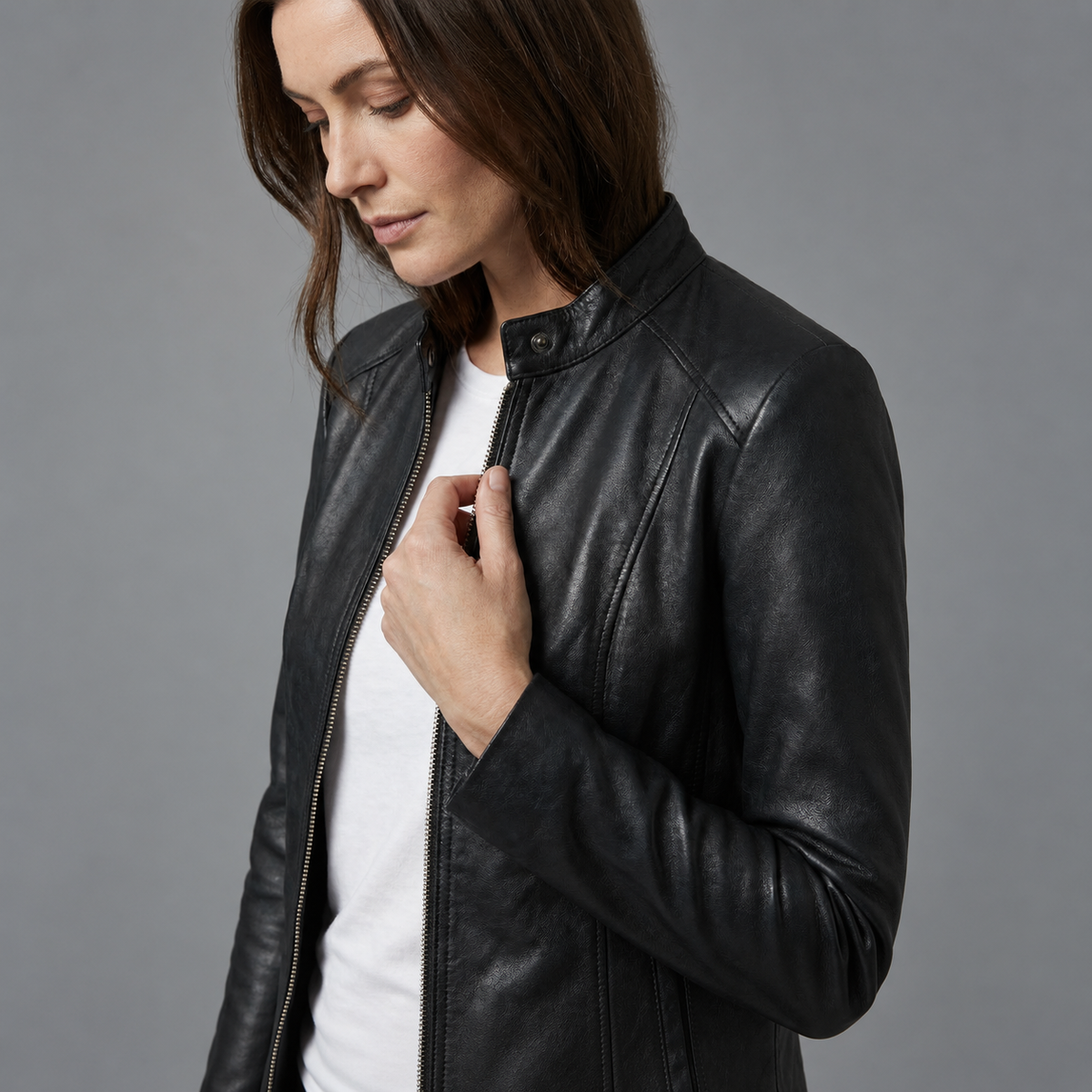 Kim | Cropped Jasje in Leerlook – Opstaande Kraag met Drukknoop en Figuurnaden
