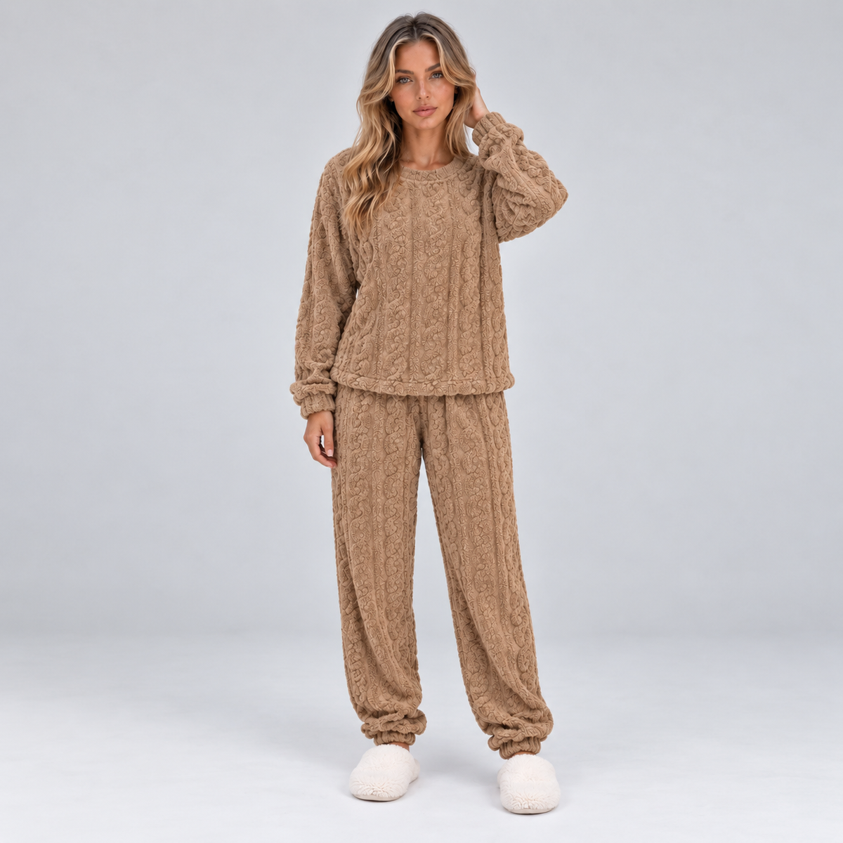 Mila | Dames Pyjama Set Warm Pluche – Top met Kabelstructuur en Broek met Enkelboordjes