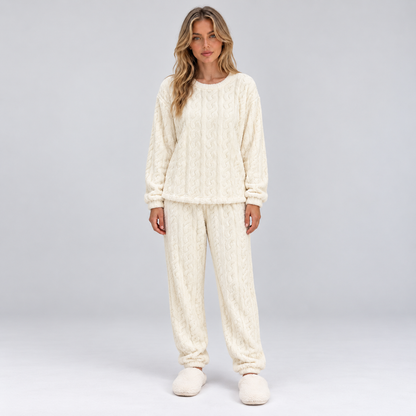 Mila | Dames Pyjama Set Warm Pluche – Top met Kabelstructuur en Broek met Enkelboordjes