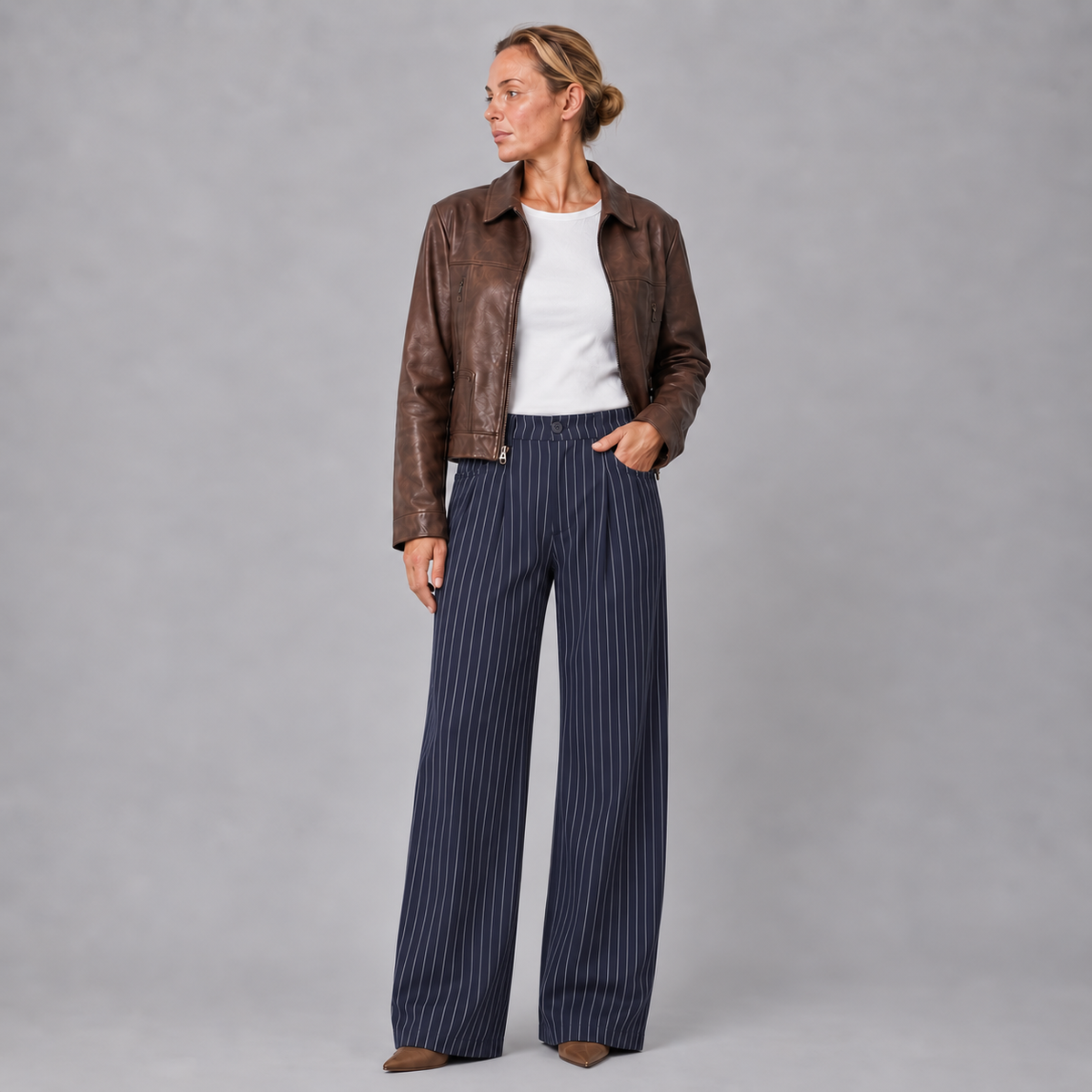 Noor | Dames Pantalon Krijtstreep – Wijde Pijpen met Plooien en Riemlussen