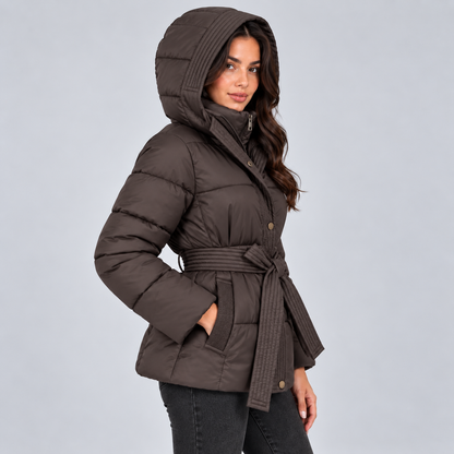 Rosalie | Dames Pufferjas Getailleerd – Warme Capuchon en Strikceintuur