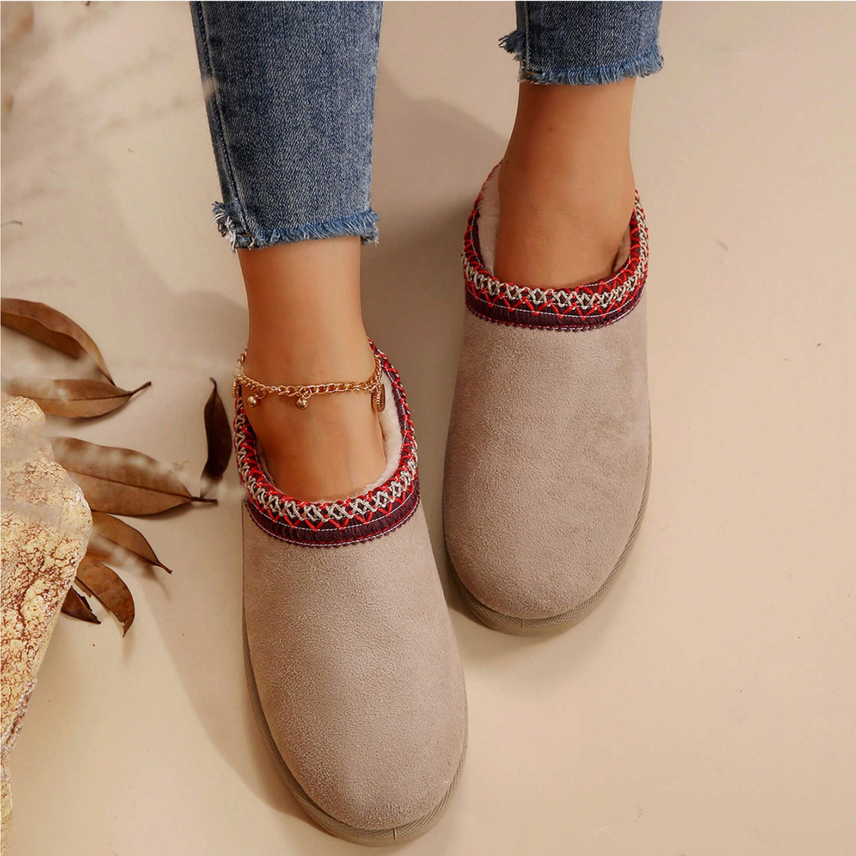Lotte | Dames Pantoffels Plateau – Geborduurde Rand en Pluche Voering