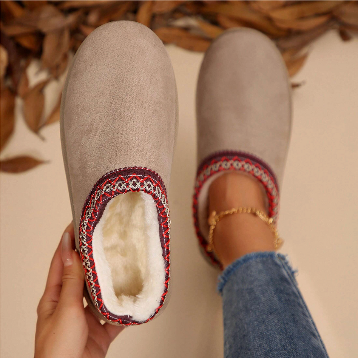 Lotte | Dames Pantoffels Plateau – Geborduurde Rand en Pluche Voering