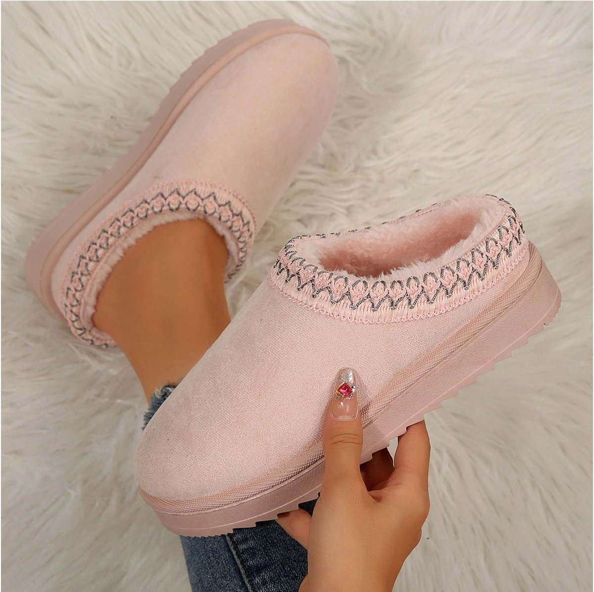 Lotte | Dames Pantoffels Plateau – Geborduurde Rand en Pluche Voering