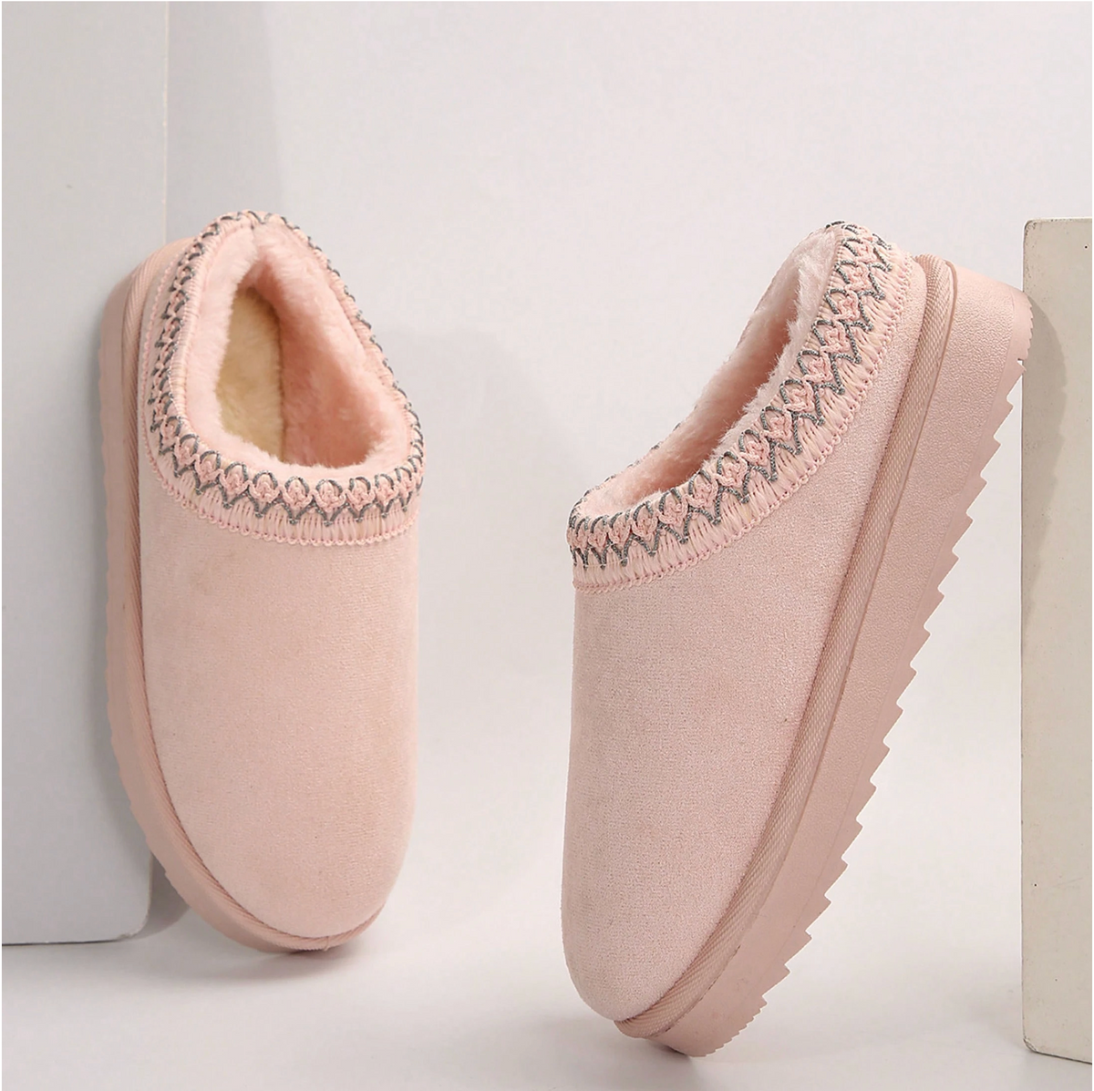Lotte | Dames Pantoffels Plateau – Geborduurde Rand en Pluche Voering