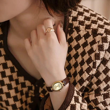 Stijlvolle Dames Gouden Horloge Met Klassieke Leren Band
