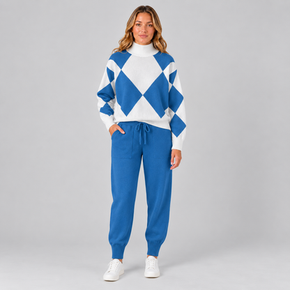 Vera | Tweedelige Set met Argylepatroon – Hoge Col en Trekkoordbroek