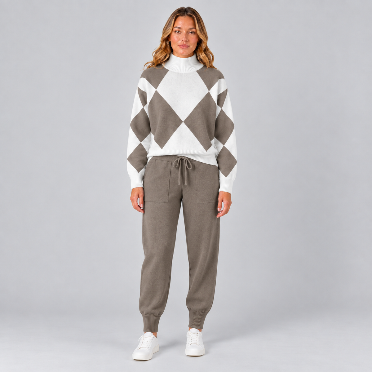 Vera | Tweedelige Set met Argylepatroon – Hoge Col en Trekkoordbroek