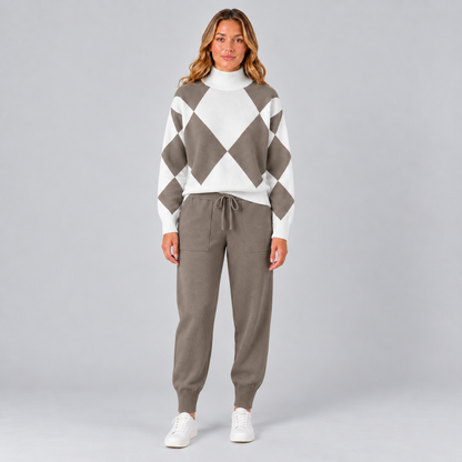Vera | Tweedelige Set met Argylepatroon – Hoge Col en Trekkoordbroek