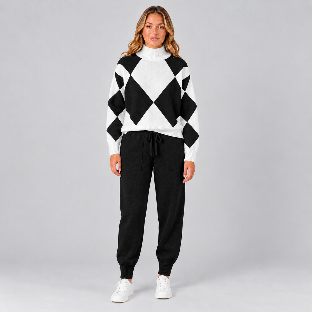 Vera | Tweedelige Set met Argylepatroon – Hoge Col en Trekkoordbroek
